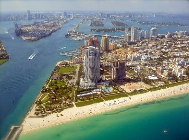 Blick auf Miami Beach. Im Hintergrund ist die Skyline von Miami